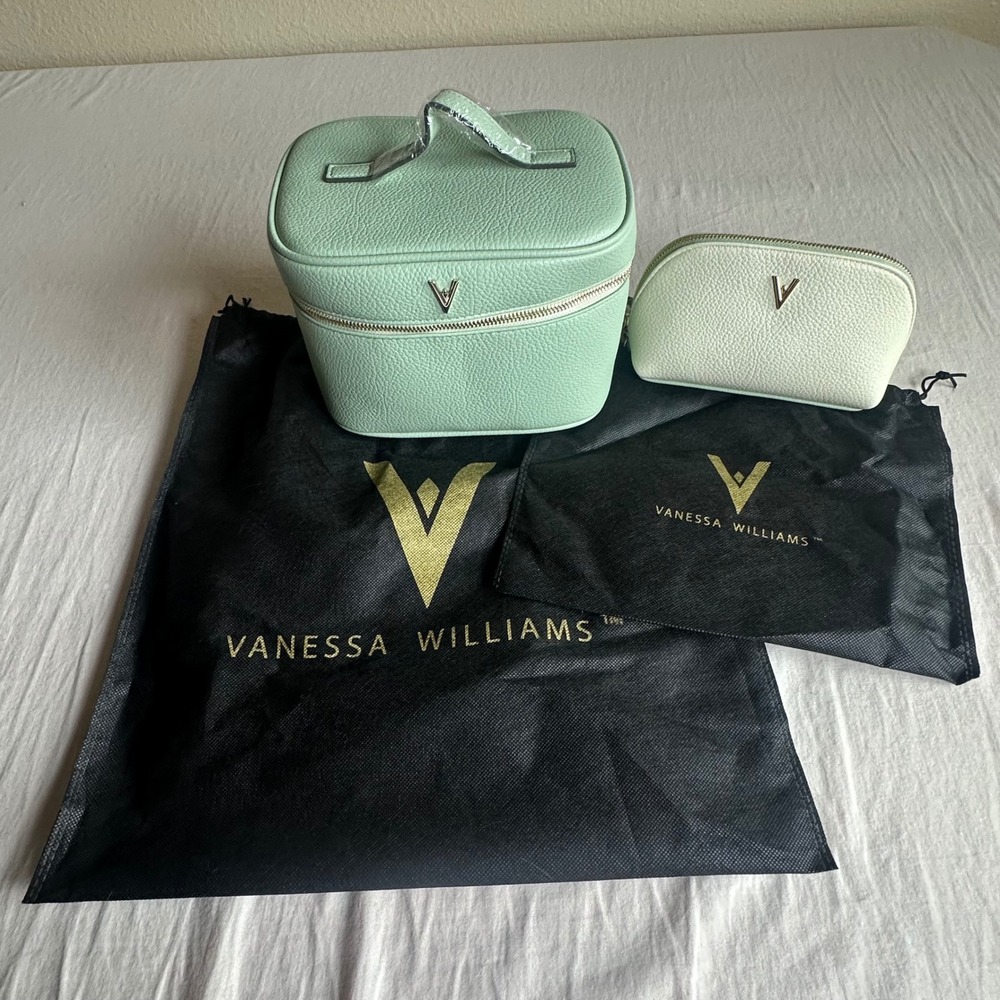 Vanessa Williams Mint Green Pebbled Faux Leather Cosmetic Train Case Bag Set 2pc